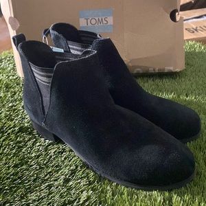 Youth Toms boots size 5.5